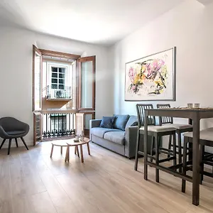 fully-renovated-apartment-in-soho-center.1costadelsol.com/